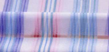 Pembe, mavi ve lavanta çizgili bulanık pastel kumaş. Kumaşın yumuşak, havadar dokusu ve akan kıvrımları, tasarım için ideal, ışık ve rüya gibi bir ortam ekler..