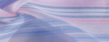Pembe, mavi ve lavantalı pastel çizgili bulanık kumaş. Yumuşak, akışkan doku, zarif tasarım projeleri için uygun, rahatlatıcı, estetik bir görünüm yaratır..