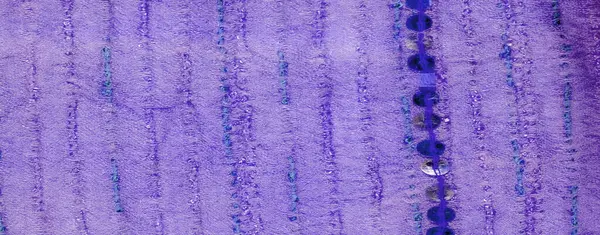 Yeşil ve mavi dikişli desenli lavanta kumaştan bulanık ve pırıl pırıl pullu bir çizgi, sofistike ve hassas bir görsel cazibe yaratıyor..