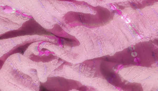 Katmanlı kareli desenli Bulanık Yeşil kumaş dokunmuş yapısını vurguluyor ve kumaşların üzerindeki ışık ve gölge karışımından derinlik ekliyor.