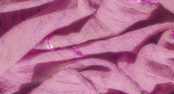 Hassas pullarla süslenmiş bulanık pembe kumaş ve dikişli desenler yumuşak, dokulu bir görünüm yaratır. Mor ipliğin ince ipuçları ve parıldayan pullar derinlik ve zarafet ekler.