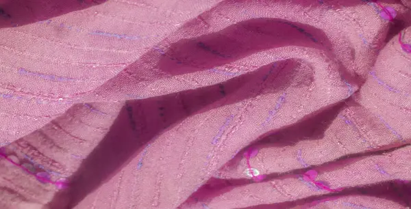 Bulanık: Hassas pullar ve dikişlerle zenginleştirilmiş yumuşak pembe kumaşın yakın çekim görüntüsü, doku ve ışıltı karışımı sağlıyor. Bu tekstil tasarımı tasarım projeleri için çok yönlü hale getiriyor.