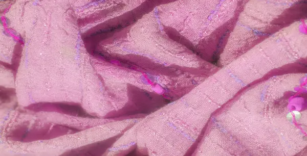 Sıralar halinde pullarla ve mor ipliklerle süslenmiş bulanık pembe tekstil desenli, zarif bir görünüm yaratıyor. Renk ve ışıltının etkileşimi onu moda veya yaratıcı tasarım için ideal hale getirir.