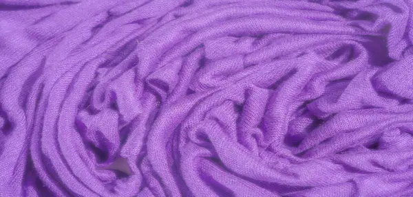Yumuşak mor kumaşlı, karmaşık kıvrımlı, organik akışlı, rahat ve lüks bir yapı sunan, tasarım için ideal bir arka plan..