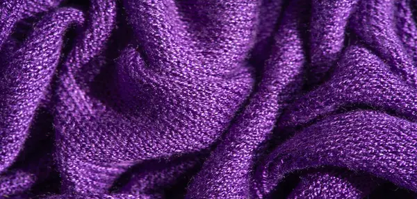 Katmanlı kareli desenli Bulanık Yeşil kumaş dokunmuş yapısını vurguluyor ve kumaşların üzerindeki ışık ve gölge karışımından derinlik ekliyor.