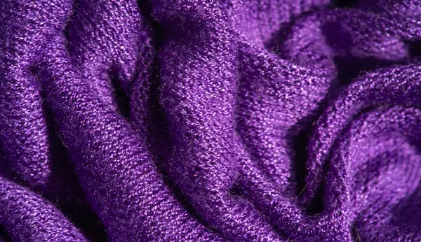 Mor kumaşın bulanık dokusu ince dalgalar ve kıvrımlar yaratıyor. Yumuşak kumaş, derinliği ve zenginliğiyle zarif görselleri için ideal olan soyut bir tasarım oluşturur..