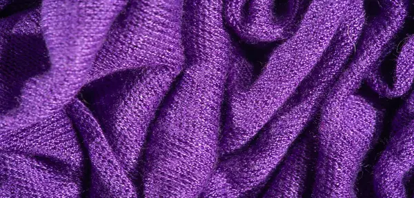 Katmanlı kareli desenli Bulanık Yeşil kumaş dokunmuş yapısını vurguluyor ve kumaşların üzerindeki ışık ve gölge karışımından derinlik ekliyor.