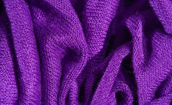 Katmanlı kareli desenli Bulanık Yeşil kumaş dokunmuş yapısını vurguluyor ve kumaşların üzerindeki ışık ve gölge karışımından derinlik ekliyor.