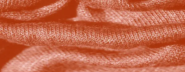 Katmanlı kareli desenli Bulanık Yeşil kumaş dokunmuş yapısını vurguluyor ve kumaşların üzerindeki ışık ve gölge karışımından derinlik ekliyor.