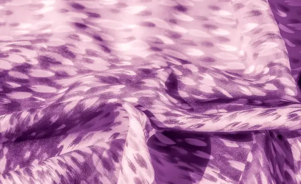 Soyut, leke benzeri desenlere sahip karmaşık mor kumaş bulanıklığı yumuşak dokusunu ve gölgelerin nazik etkileşimini göstermek için zarif bir şekilde örtülmüş..