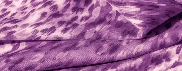 Yumuşak desenler ve yumuşak kıvrımlarla süslenmiş narin mor kumaş bulanıklığı. Kumaşın dokusu ve gölgesi dinamik ama uyumlu bir görsel deneyim yaratır..