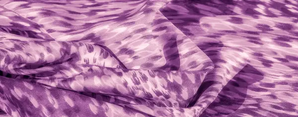 Soyut fırça darbeleri ve ince eğimlere sahip mor kumaşın bulanık yakın çekimi. Yumuşak doku ve organik kıvrımlar hareket ve derinlik hissi ekler..