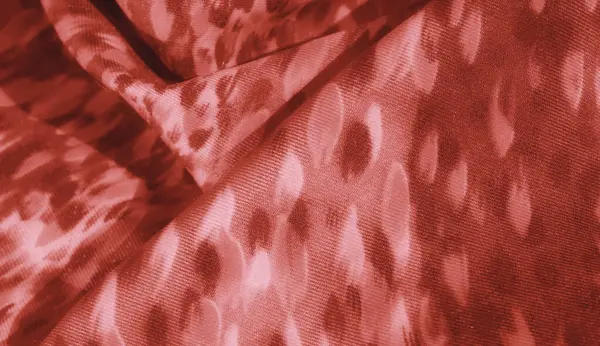 Bulanık, soyut, dokulu desenli parlak kırmızı kumaş. Nazik kıvrımlar ve benzersiz desenlerle derinliği vurguluyor. Kumaş, üst düzey tekstil uygulamaları için uygun gelişmişlik yayar..