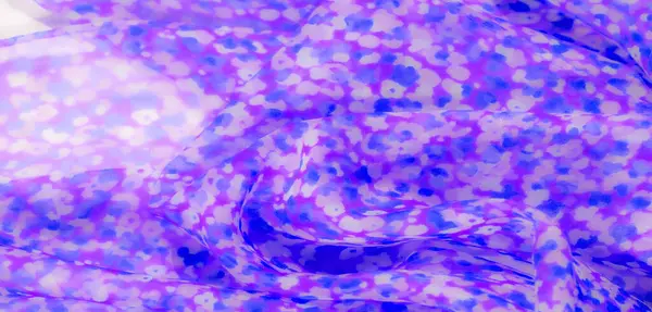 Mor ve mavi renkte soyut çiçek desenli kumaş bulanıklığı. Yumuşak malzemeler ve yumuşak kıvrımlar sakin ve rüya gibi bir estetik yaratıyor, arka plan için ideal..