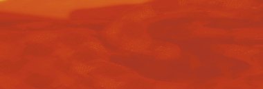 Katmanlı kareli desenli Bulanık Yeşil kumaş dokunmuş yapısını vurguluyor ve kumaşların üzerindeki ışık ve gölge karışımından derinlik ekliyor.