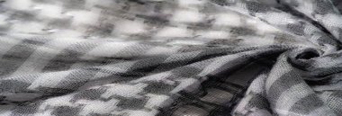 Gri tonda bulanık kumaş, katmanlı dokuma dokusu ve karmaşık detayları var. Yakın çekim yumuşak gölgeleri yakalar ve zarafet ve stil saçan sofistike bir desen oluşturur..