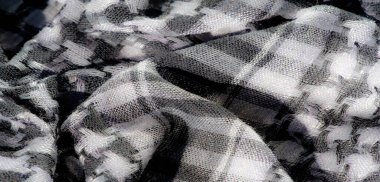 Karmaşık bir desen ve ince ağ detaylarına sahip gri ölçekli dokuma kumaşın bulanık yakın çekimi, katmanlı katmanları ve yüksek çözünürlüklü yumuşak, dokulu estetiği gösteriyor.