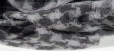 Bulanık - Bu gri pullu kumaş, parlak bir parıltıyla dokunmuş hassas bir desen içeriyor. Karmaşık detaylar ve kıvrımlar derinlik yaratır, tasarım ve moda projelerinde kullanmak için mükemmeldir..