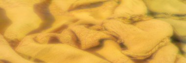 Yumuşak perdeleri ve yumuşak dokuları olan bulanık sarı kumaş. Karmaşık dokuma deseni, kumaşın davetkar doğasını geliştiren sıcak ve zengin bir görünüm sağlıyor..