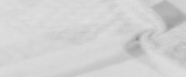 Görüntü. Beyaz kumaşın yumuşak, zarif kıvrımları ve narin dokusu bir sakinlik ve zarafet hissi yaratır. Hafif, havadar hissi minimalist bir dekor oluşturur ve dingin bir dokunuş ekler..