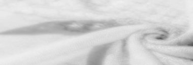 Görüntü. Yumuşak kıvrımlara sarılı narin beyaz kumaş ve karmaşık dokular barışçıl ve zarif bir görünüm yaratır. İnce tasarım, temiz ve dingin estetiğiyle her türlü minimalist dekoru geliştirir.