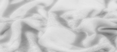 Görüntü. Yumuşak kıvrımlara sarılı narin beyaz kumaş ve karmaşık dokular barışçıl ve zarif bir görünüm yaratır. İnce tasarım, temiz ve dingin estetiğiyle her türlü minimalist dekoru geliştirir.