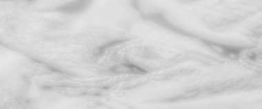 Yumuşak, akışkan kıvrımlara sarılı bulanık beyaz kumaş sakin ve ruhani bir görünüm sergiliyor. Işık yumuşak dokuyu vurgular, tasarım için ideal sakin bir atmosfer yaratır..