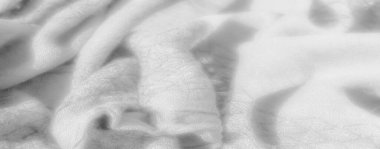 Görüntü. Katmanlı damalı yeşil kumaş, dokuma yapısını vurguluyor ve kumaşların üzerindeki ışık ve gölge karışımından derinlik ekliyor..