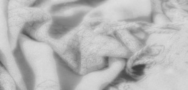 Görüntü. Yumuşak ışıkla vurgulanmış, karmaşık dokuları olan pürüzsüz beyaz kumaştan zarif bir yakın çekim. İnce kıvrımlar yumuşaklık hissi yaratır ve tekstil formuna derinlik katar.