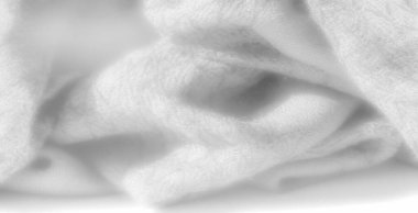 Görüntü. Katmanlı damalı yeşil kumaş, dokuma yapısını vurguluyor ve kumaşların üzerindeki ışık ve gölge karışımından derinlik ekliyor..