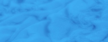 Pürüzsüz kıvrımları ve yumuşak dokuları olan canlı mavi kumaş bulanıklığı, kumaşa sanatsal ve dingin bir görünüm katıyor. Soyut, yumuşak katmanlar rahatlatıcı bir görsel cazibe sağlıyor.