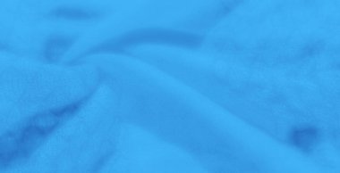 Görüntü. Pürüzsüz kıvrımları ve yumuşak dokuları olan mavi kumaş, minimal ve soyut bir tasarım yaratıyor. Görüntü sakinliği çağrıştırır ve sakin bir arkaplan ya da tekstil ayrıntısı olarak mükemmeldir