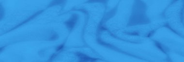 Görüntü. Yumuşak, mavi kumaş ve yumuşak kıvrımlar yumuşak, sakinleştirici bir doku yaratır. Bunun minimalist ve sakin tasarımı, hassas estetik kumaşları yakalar.