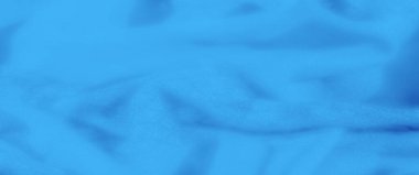 Yumuşak kıvrımlı, narin mavi kumaştan oluşan bulanık, sakin ve sakin bir tasarım yaratıyor. Huzur ve huzurlu bir his veriyor..