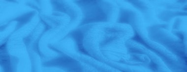 Yumuşak kıvrımlı, akışkan, pürüzsüz mavi kumaş ve ince bir doku, sakin, soyut bir kalıp yaratıyor ve kumaş tasarımına derinlik katıyor..