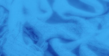 Yumuşak kıvrımlı, akışkan, pürüzsüz mavi kumaş ve ince bir doku, sakin, soyut bir kalıp yaratıyor ve kumaş tasarımına derinlik katıyor..
