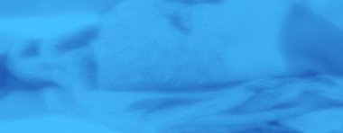 Narin kıvrımlı mavi kumaş ve pürüzsüz, yumuşak bir yüzey. İç dekorasyon ve soyut tekstil projeleri için uygun sakin ve rahatlatıcı bir estetik.