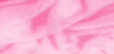 Yumuşak kıvrımları ve hafif dokuları olan bulanık pembe kumaş pürüzsüz ve narin bir yüzey yakalıyor. Pastel renk tonu, maddenin ince parıltısını artırmak için sakin ve sakin bir etki yaratıyor..