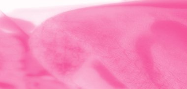 Yumuşak kıvrımları ve hassas dokusu olan bulanık pembe kumaş. Pastel renk tonu ve pürüzsüz görünüş herhangi bir arka plan veya tasarıma rahatlatıcı, kadınsı bir dokunuş getirir..
