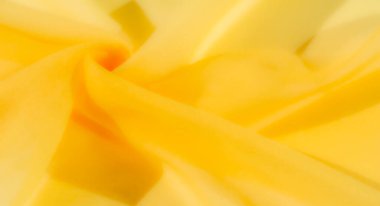 Yumuşak sarı kumaşlı, yumuşak kıvrımlı, sıcak ve rahatlatıcı bir doku sağlıyor. Bu zengin sarı kumaş parlaklık ve pürüzsüzlük ekler, arkaplan veya dekor kullanımı için idealdir