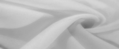 Yumuşak beyaz kumaş üzerinde bulanık bir etki, pürüzsüz, akışkan katlar, tekstil için hafif, havadar bir his verir ve çeşitli tasarım uygulamaları için minimalist, zarif bir arkaplan oluşturur.