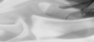 Bulanık beyaz kumaş, zarif bir şekilde kıvrılarak yumuşak kıvrımlar oluşturuyor, zarif ve temiz bir his yayıyor. Hassas, pürüzsüz dokusu çağdaş tasarım estetiğine minimalist bir cazibe katıyor..