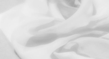 Bulanık beyaz kumaş, zarif bir şekilde kıvrılarak yumuşak kıvrımlar oluşturuyor, zarif ve temiz bir his yayıyor. Hassas, pürüzsüz dokusu çağdaş tasarım estetiğine minimalist bir cazibe katıyor..