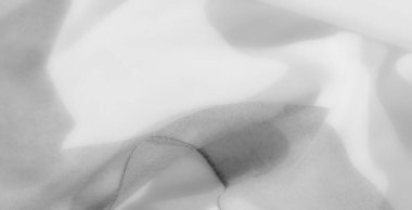 Yumuşak, yumuşak kıvrımlı beyaz kumaş bulanıklığı pürüzsüz ve havadar bir doku yaratıyor. Soyut dalgalar ve kırışıklıklar tekstile derinlik katıyor, sakin bir arkaplan için mükemmel..