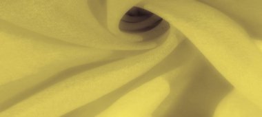 Yumuşak kıvrımlı sarı kumaş bulanıklığı ve yumuşak bir doku, sıcak ve rahatlatıcı bir his veriyor. Kumaşlar ince kıvrımlar derinlik ve zarafet getirir, güzel bir tekstil arkaplanı yaratır.