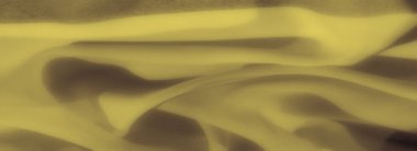 İnce kıvrımlı sarı kumaş bulanıklığı ve pürüzsüz, sakin bir dokusu var. Nazik sıcaklığın ve yumuşaklığın özünü yakalıyor. Sakin ve rahat görseller için ideal.