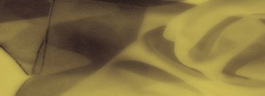 Yumuşak, şelale kıvrımlı sarı kumaş ve narin, sıcak bir dokusu var. Samimi zarafet ve minimalist cazibe saçan sakinleştirici bir estetik sunuyor..