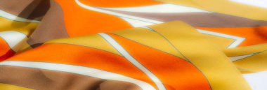 Pürüzsüz, turuncu, sarı ve kahverengi tonları olan saten benzeri kumaş üzerinde bulanık bir etki. İnce mavi çizgilerle aksanlı. Akan çizgiler katmanlı katmanlı katmanlarda rahat, sanatsal bir estetik oluşturuyor..