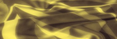 Sarı ve siyah zıt tonlarda katlanmış kumaş bulanıklığı soyut ve dalgalı desenler oluşturuyor. İpeksi yüzey ve gölgeleme dramatik ve incelikli bir görsel cazibe yaratır..