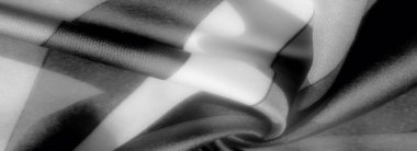 Gri tonlu kumaşlarda yumuşak, akışkan kıvrımlar ışık ve gölgenin zarif dengesini ortaya çıkararak lüks ve zarif bir görünüm yaratıyor. Modaya uygun arka planlar ve tasarım uygulamaları için ideal.